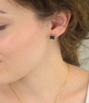 Kolczyki damskie złote DIA-KLC-13729-585 – koniczynki zdobione czarnym kamieniem syntetycznym. Średnica 1,0 cm, waga 2,92 g, zapięcie na sztyft. Elegancka i subtelna biżuteria, idealna na prezent (3).JPG