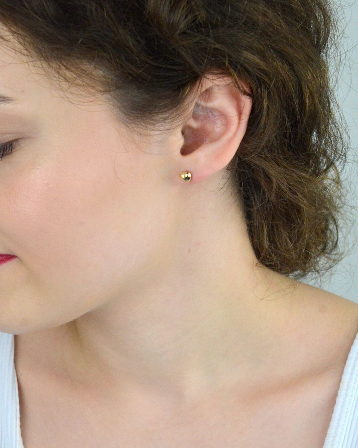 Kolczyki damskie złote DIA-KLC-13731-585 – serduszka wypukłe gładkie. Wielkość 5 mm, waga 1,11 g, zapięcie na sztyft. Subtelna i elegancka biżuteria, idealna na prezent.1.jpg