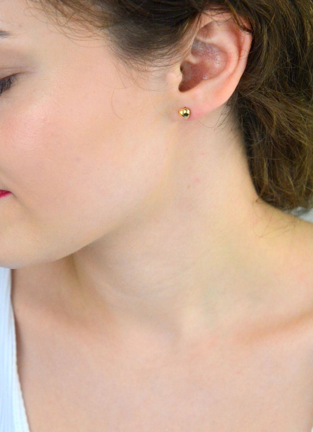 Kolczyki damskie złote DIA-KLC-13731-585 – serduszka wypukłe gładkie. Wielkość 5 mm, waga 1,11 g, zapięcie na sztyft. Subtelna i elegancka biżuteria, idealna na prezent.1.jpg