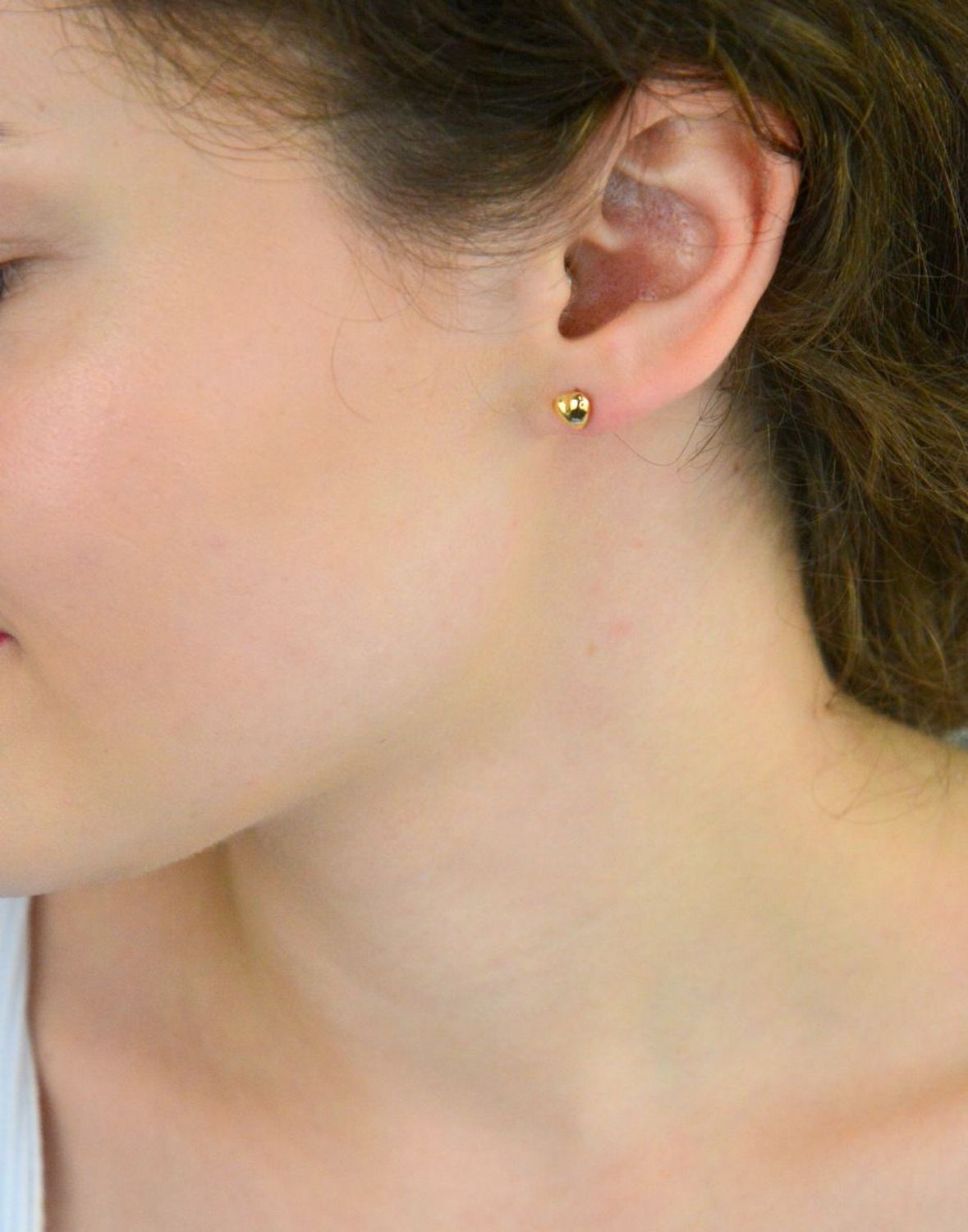 Kolczyki damskie złote DIA-KLC-13731-585 – serduszka wypukłe gładkie. Wielkość 5 mm, waga 1,11 g, zapięcie na sztyft. Subtelna i elegancka biżuteria, idealna na prezent.1.jpg