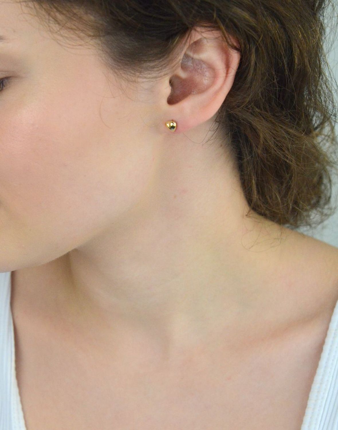 Kolczyki damskie złote DIA-KLC-13731-585 – serduszka wypukłe gładkie. Wielkość 5 mm, waga 1,11 g, zapięcie na sztyft. Subtelna i elegancka biżuteria, idealna na prezent.1.jpg