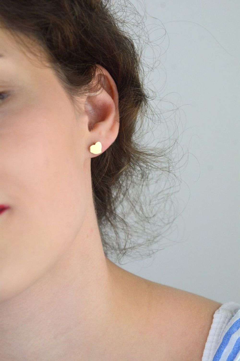 Kolczyki damskie złote DIA-KLC-13732-585 – serduszka gładkie 8 mm. Waga 0,89 g, zapięcie na sztyft. Delikatna i elegancka biżuteria, idealna na prezent.1.jpg