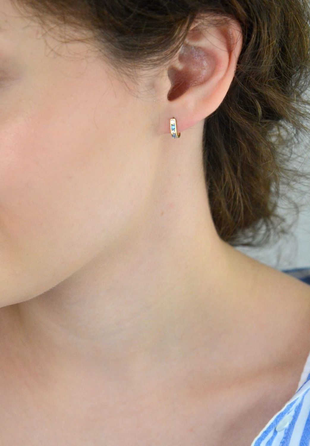 Kolczyki dziecięce złote próby 585 DIA-KLC-13733-585 – subtelne patyczki z białymi i niebieskimi cyrkoniami. Lekkie, wygodne, z bezpiecznym zapięciem angielskim. Idealne na prezent.1.jpg