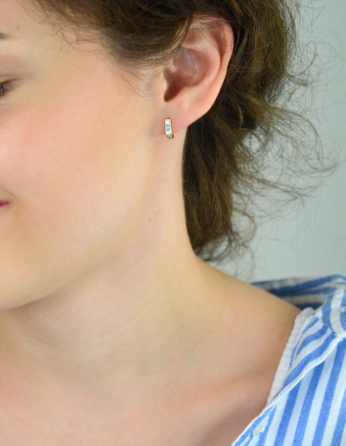 Kolczyki dziecięce złote próby 585 DIA-KLC-13733-585 – subtelne patyczki z białymi i niebieskimi cyrkoniami. Lekkie, wygodne, z bezpiecznym zapięciem angielskim. Idealne na prezent.1.jpg