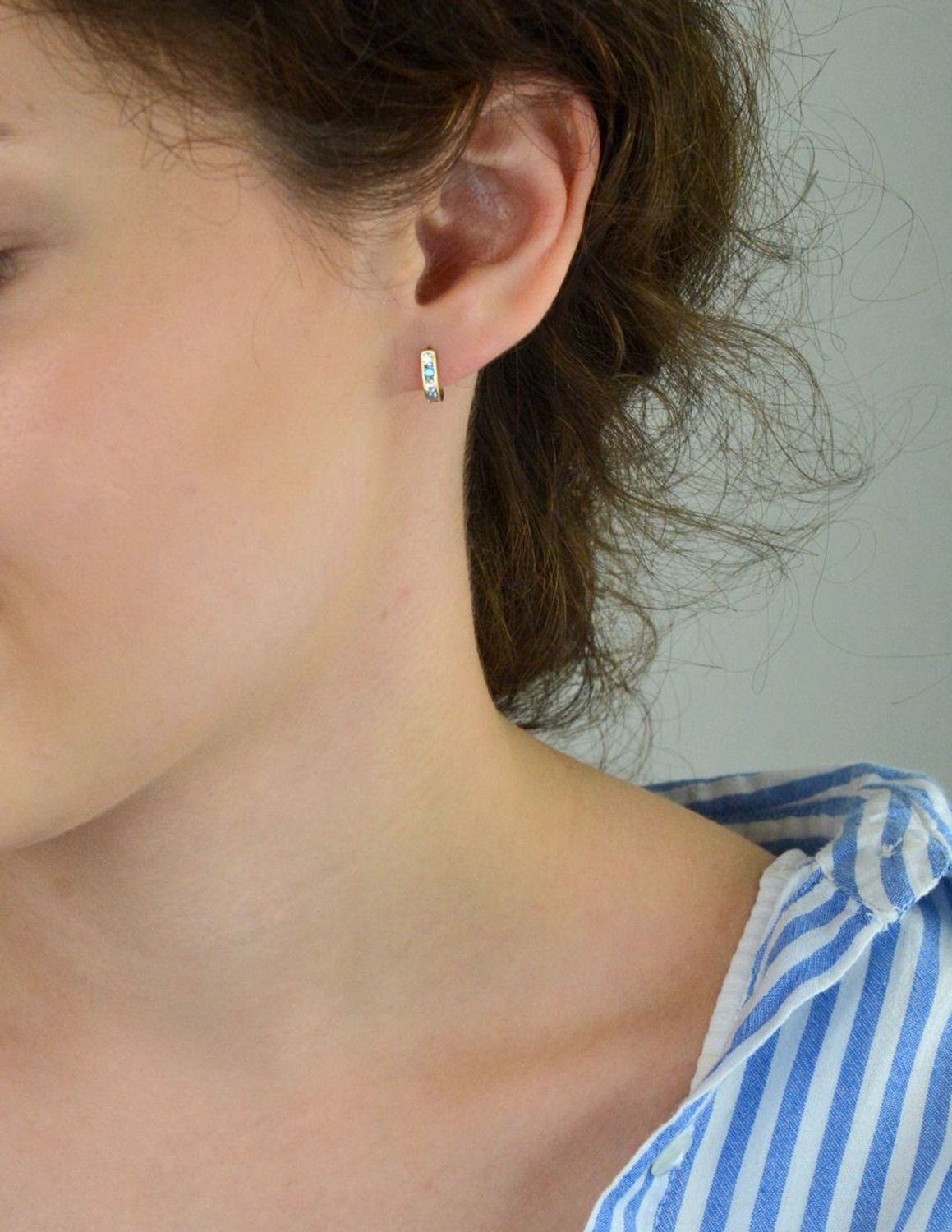 Kolczyki dziecięce złote próby 585 DIA-KLC-13733-585 – subtelne patyczki z białymi i niebieskimi cyrkoniami. Lekkie, wygodne, z bezpiecznym zapięciem angielskim. Idealne na prezent.1.jpg