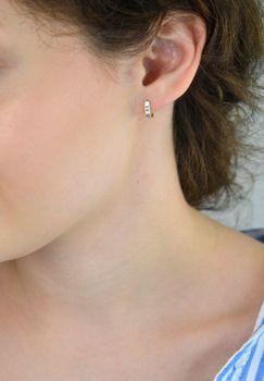 Kolczyki dziecięce złote próby 585 DIA-KLC-13733-585 – subtelne patyczki z białymi i niebieskimi cyrkoniami. Lekkie, wygodne, z bezpiecznym zapięciem angielskim. Idealne na prezent (1).JPG