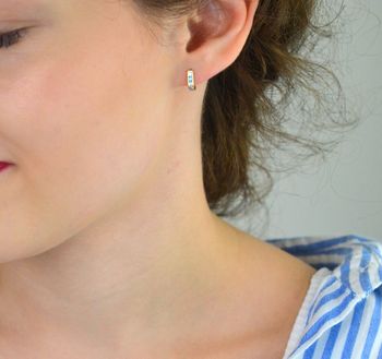 Kolczyki dziecięce złote próby 585 DIA-KLC-13733-585 – subtelne patyczki z białymi i niebieskimi cyrkoniami. Lekkie, wygodne, z bezpiecznym zapięciem angielskim. Idealne na prezent (4).JPG
