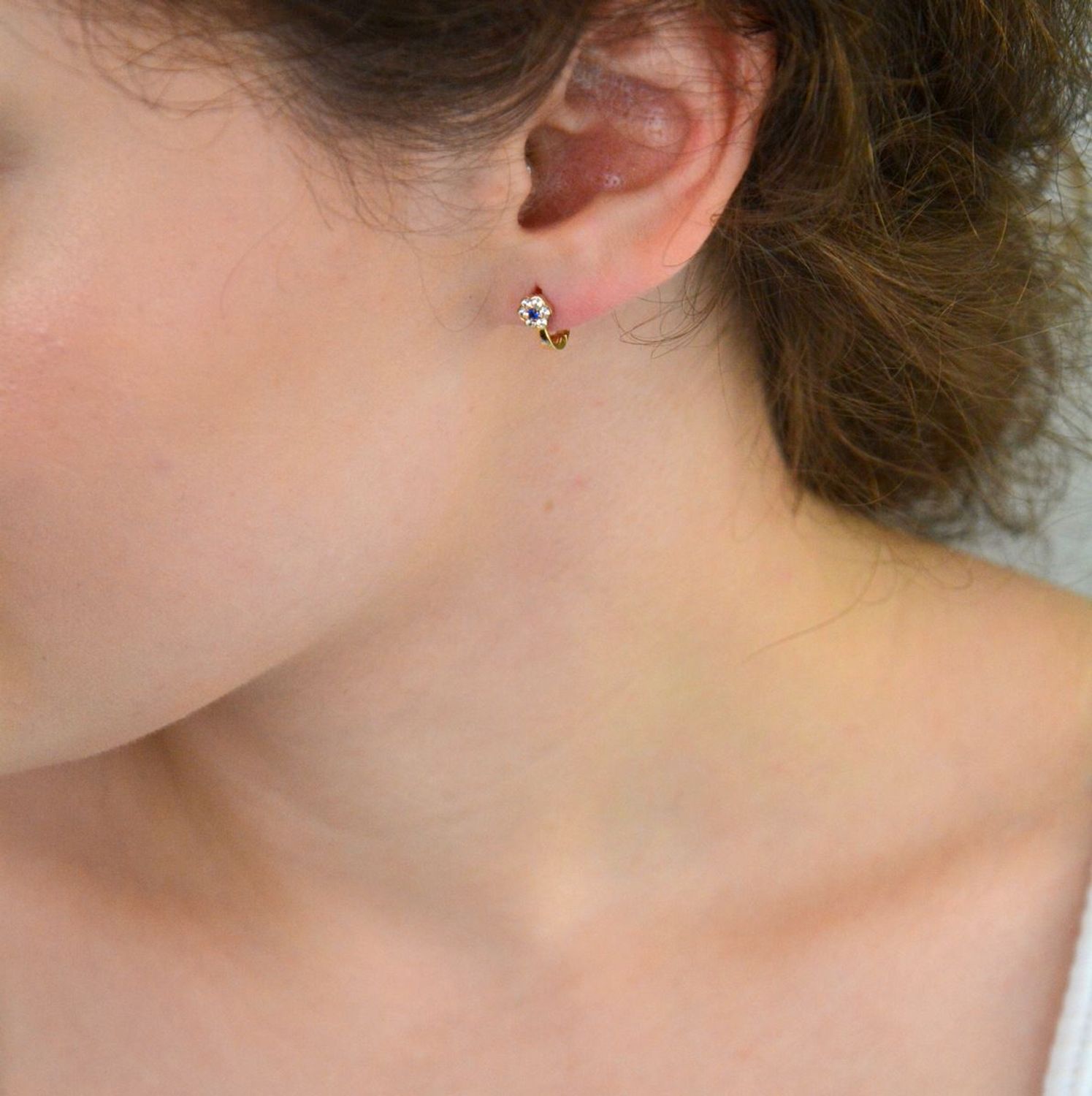 Kolczyki dziecięce złote próby 585 DIA-KLC-13735-585 – delikatne kwiatki ozdobione białymi i granatowymi cyrkoniami. Długość 1,0 cm, szerokość 5 mm, zapięcie angielskie.1.jpg