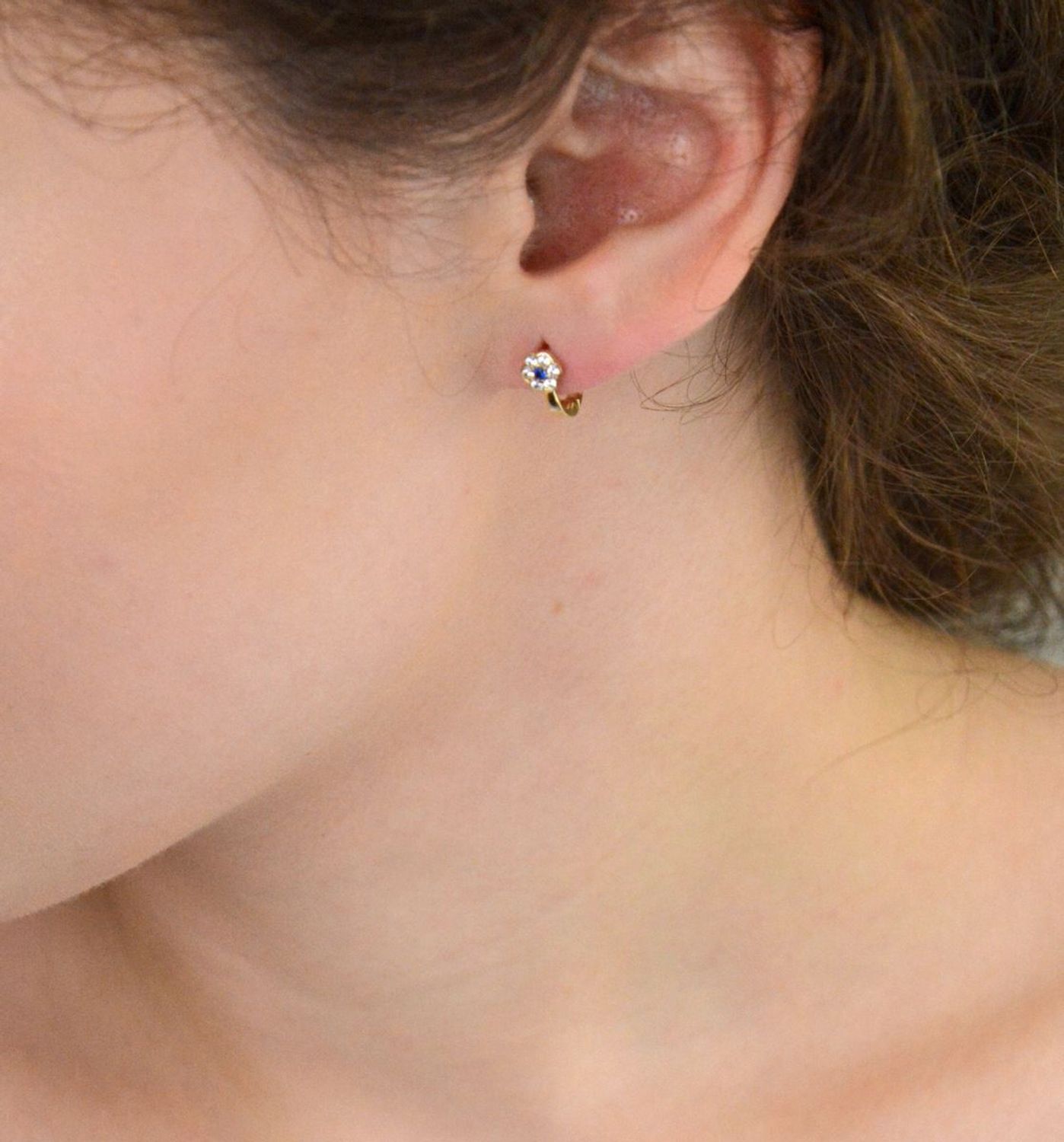 Kolczyki dziecięce złote próby 585 DIA-KLC-13735-585 – delikatne kwiatki ozdobione białymi i granatowymi cyrkoniami. Długość 1,0 cm, szerokość 5 mm, zapięcie angielskie.1.jpg