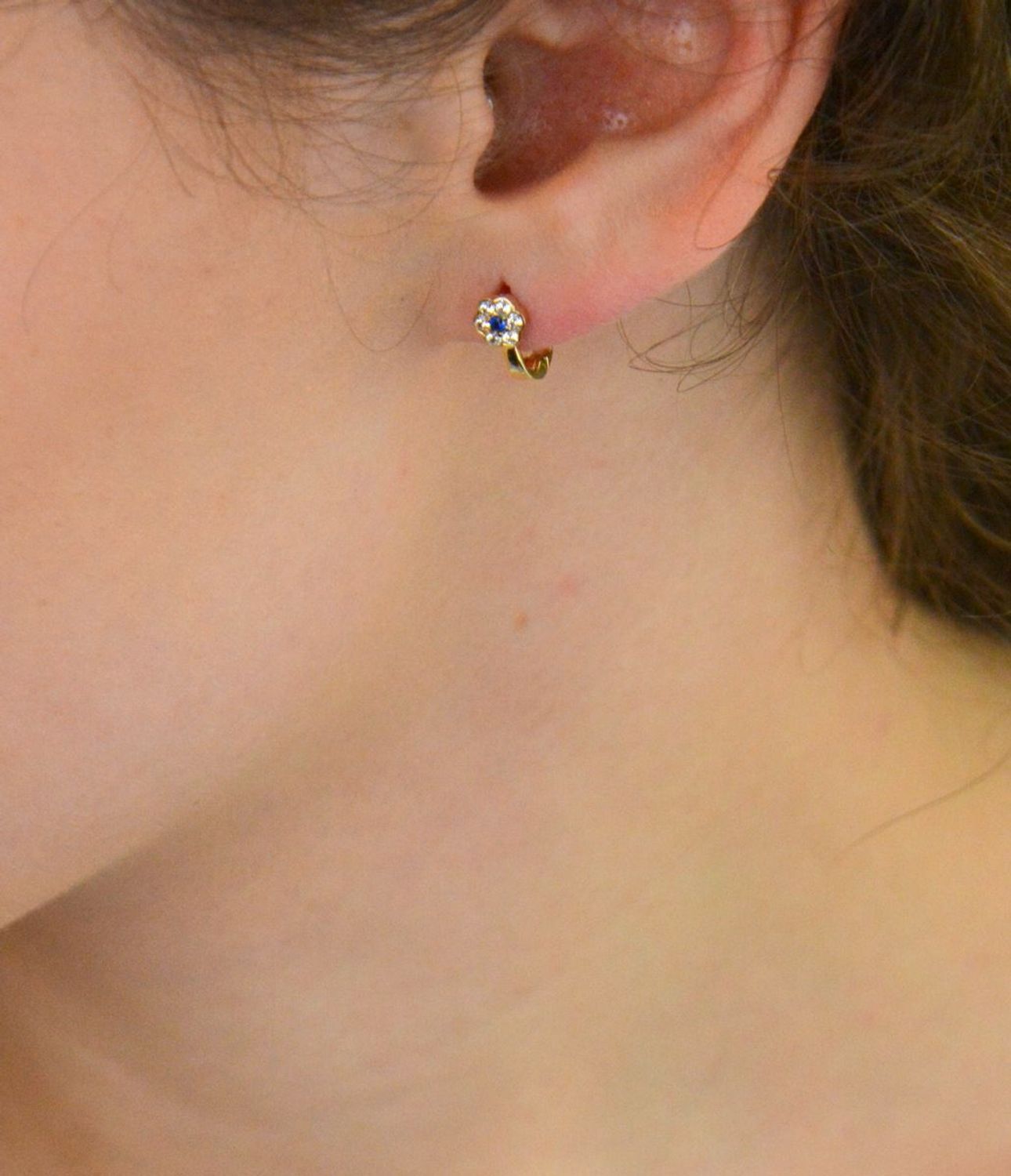 Kolczyki dziecięce złote próby 585 DIA-KLC-13735-585 – delikatne kwiatki ozdobione białymi i granatowymi cyrkoniami. Długość 1,0 cm, szerokość 5 mm, zapięcie angielskie.1.jpg