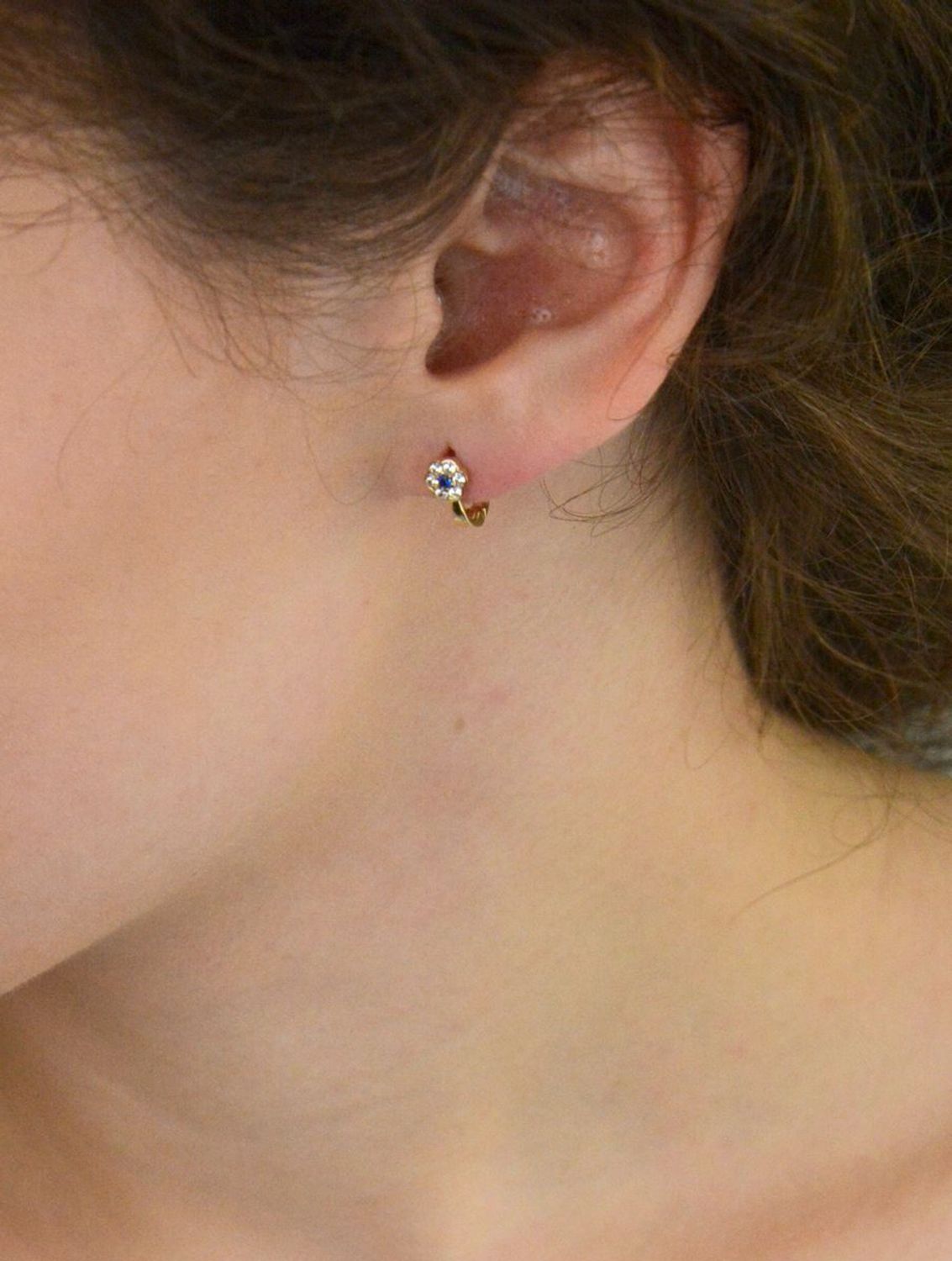 Kolczyki dziecięce złote próby 585 DIA-KLC-13735-585 – delikatne kwiatki ozdobione białymi i granatowymi cyrkoniami. Długość 1,0 cm, szerokość 5 mm, zapięcie angielskie.1.jpg