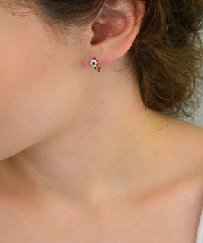 Kolczyki dziecięce złote próby 585 DIA-KLC-13735-585 – delikatne kwiatki ozdobione białymi i granatowymi cyrkoniami. Długość 1,0 cm, szerokość 5 mm, zapięcie angielskie (2).JPG