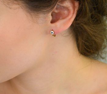 Kolczyki dziecięce złote próby 585 DIA-KLC-13735-585 – delikatne kwiatki ozdobione białymi i granatowymi cyrkoniami. Długość 1,0 cm, szerokość 5 mm, zapięcie angielskie (3).JPG