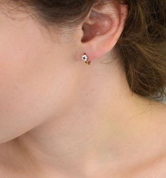 Kolczyki dziecięce złote próby 585 DIA-KLC-13735-585 – delikatne kwiatki ozdobione białymi i granatowymi cyrkoniami. Długość 1,0 cm, szerokość 5 mm, zapięcie angielskie (4).JPG