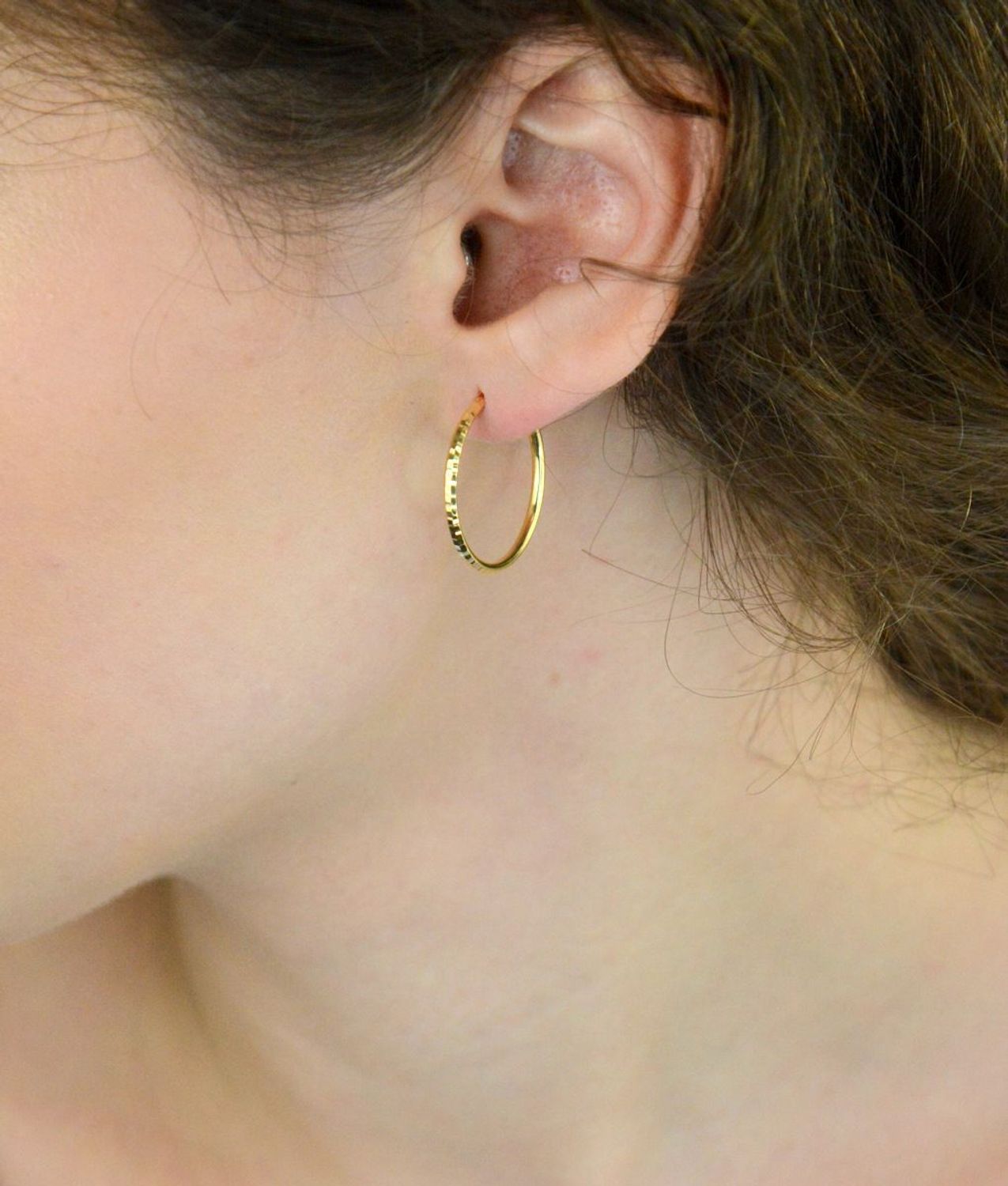 Kolczyki złote DIA-KLC-13736-585 – kółka grawerowane o długości 2,2 cm i szerokości 2 mm. Waga 1,44 g, zapięcie typu szarnir. Stylowa biżuteria idealna na co dzień i na prezent.1.jpg