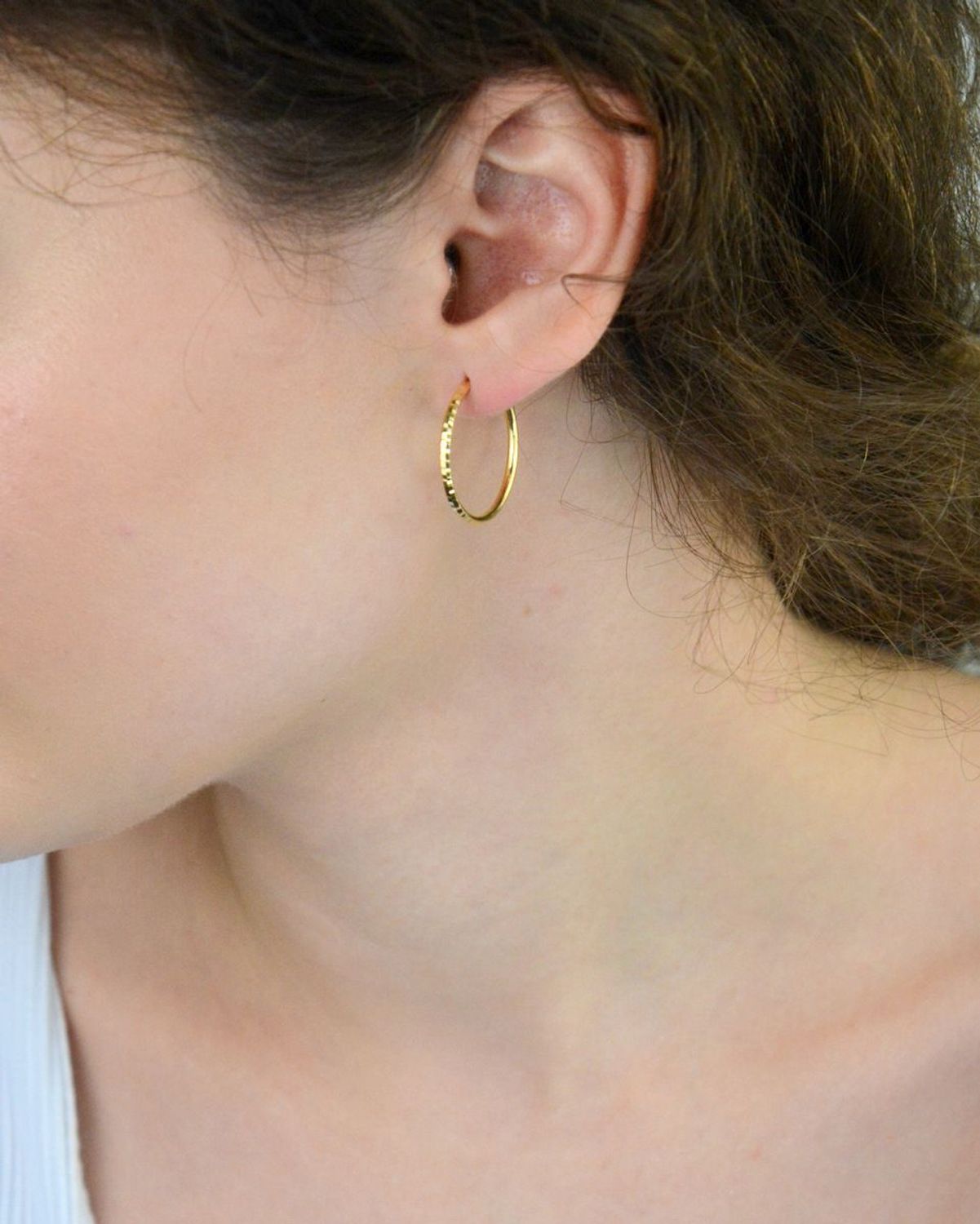 Kolczyki złote DIA-KLC-13736-585 – kółka grawerowane o długości 2,2 cm i szerokości 2 mm. Waga 1,44 g, zapięcie typu szarnir. Stylowa biżuteria idealna na co dzień i na prezent.1.jpg