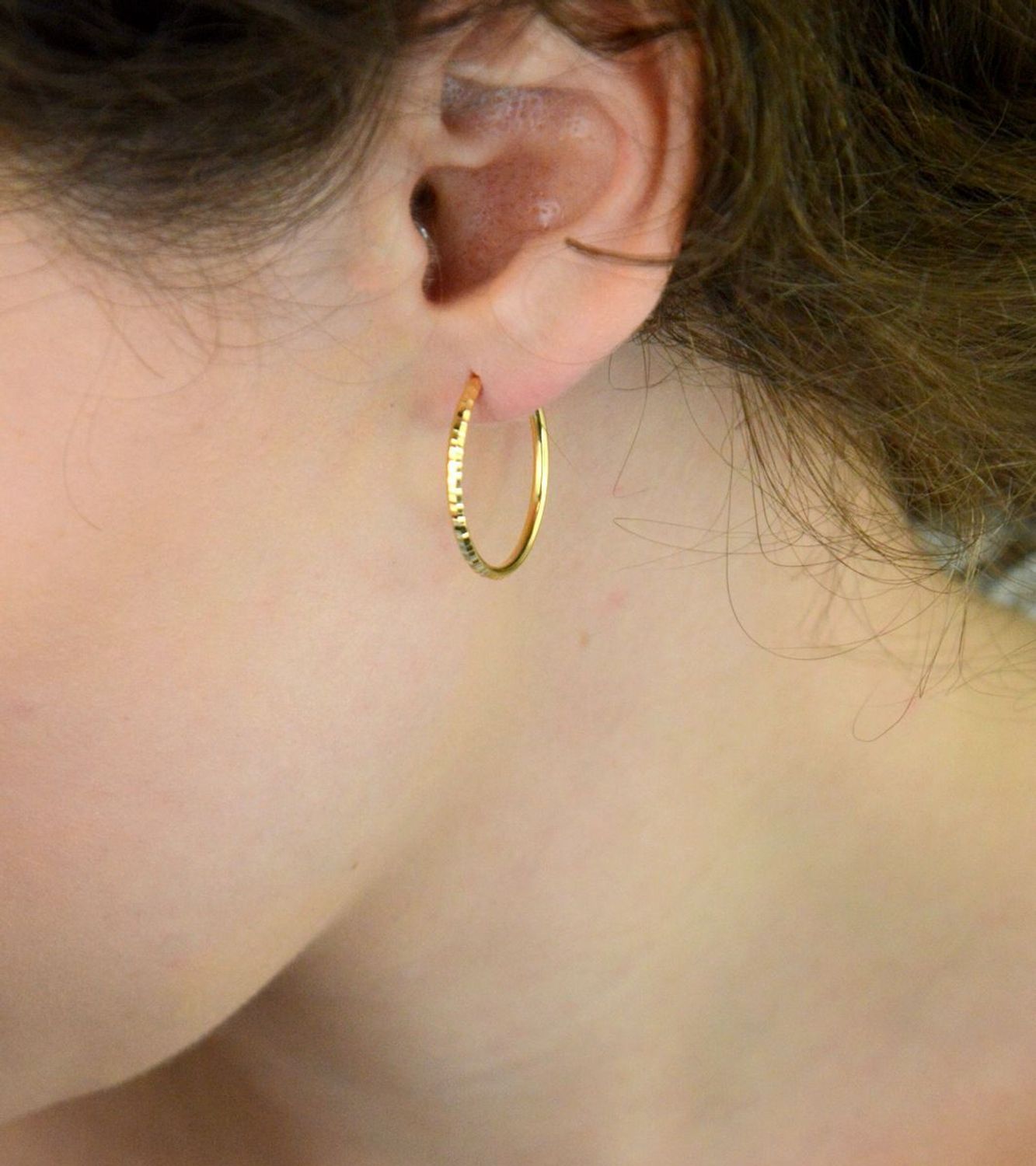 Kolczyki złote DIA-KLC-13736-585 – kółka grawerowane o długości 2,2 cm i szerokości 2 mm. Waga 1,44 g, zapięcie typu szarnir. Stylowa biżuteria idealna na co dzień i na prezent.1.jpg