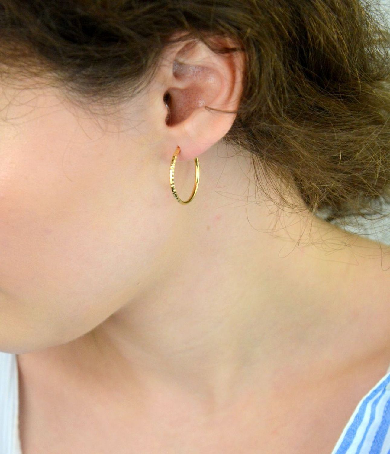 Kolczyki złote DIA-KLC-13736-585 – kółka grawerowane o długości 2,2 cm i szerokości 2 mm. Waga 1,44 g, zapięcie typu szarnir. Stylowa biżuteria idealna na co dzień i na prezent.1.jpg