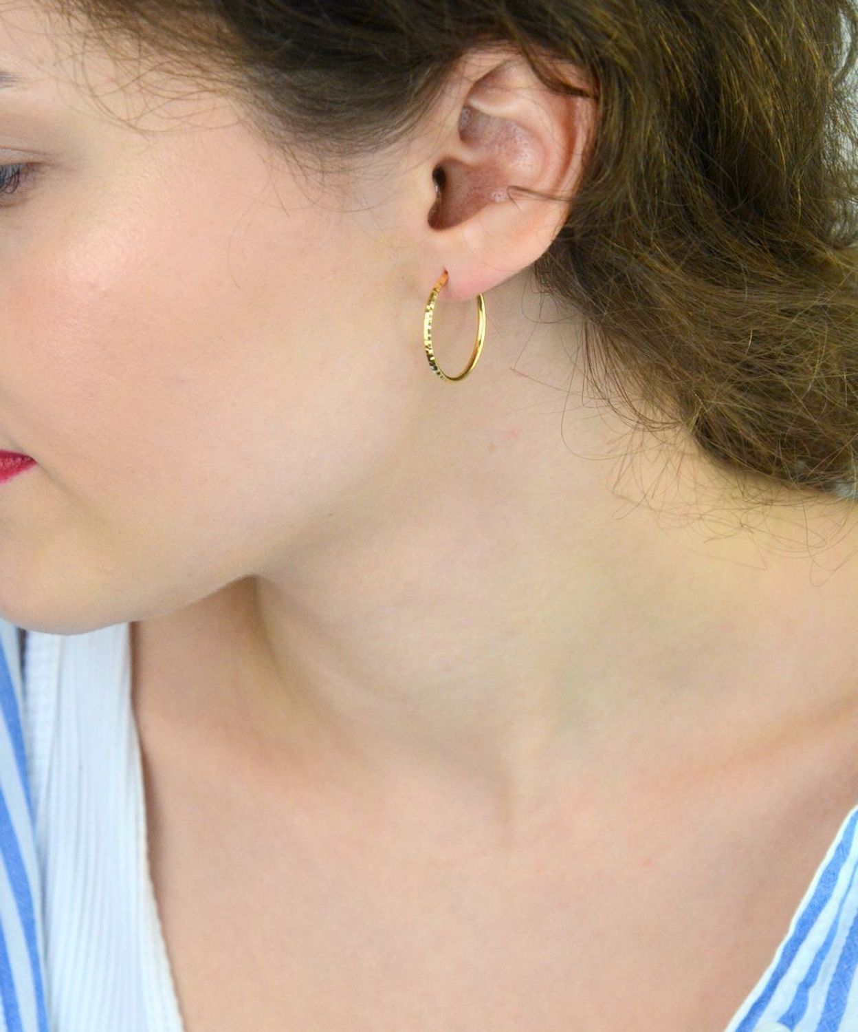 Kolczyki złote DIA-KLC-13736-585 – kółka grawerowane o długości 2,2 cm i szerokości 2 mm. Waga 1,44 g, zapięcie typu szarnir. Stylowa biżuteria idealna na co dzień i na prezent.1.jpg