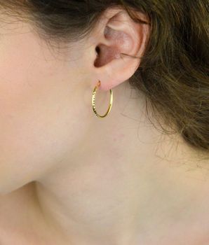 Kolczyki złote DIA-KLC-13736-585 – kółka grawerowane o długości 2,2 cm i szerokości 2 mm. Waga 1,44 g, zapięcie typu szarnir. Stylowa biżuteria idealna na co dzień i na prezent (1).JPG