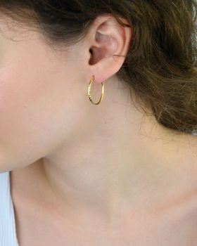 Kolczyki złote DIA-KLC-13736-585 – kółka grawerowane o długości 2,2 cm i szerokości 2 mm. Waga 1,44 g, zapięcie typu szarnir. Stylowa biżuteria idealna na co dzień i na prezent (2).JPG