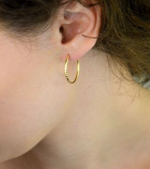 Kolczyki złote DIA-KLC-13736-585 – kółka grawerowane o długości 2,2 cm i szerokości 2 mm. Waga 1,44 g, zapięcie typu szarnir. Stylowa biżuteria idealna na co dzień i na prezent (3).JPG