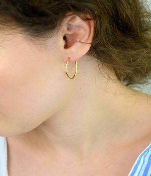 Kolczyki złote DIA-KLC-13736-585 – kółka grawerowane o długości 2,2 cm i szerokości 2 mm. Waga 1,44 g, zapięcie typu szarnir. Stylowa biżuteria idealna na co dzień i na prezent (4).JPG