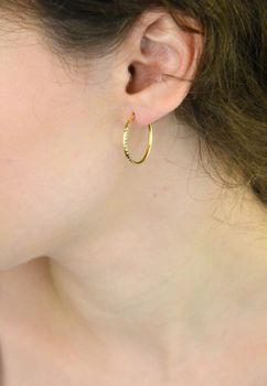 Kolczyki złote DIA-KLC-13736-585 – kółka grawerowane o długości 2,2 cm i szerokości 2 mm. Waga 1,44 g, zapięcie typu szarnir. Stylowa biżuteria idealna na co dzień i na prezent (5).JPG