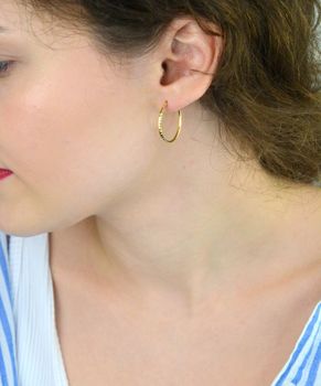 Kolczyki złote DIA-KLC-13736-585 – kółka grawerowane o długości 2,2 cm i szerokości 2 mm. Waga 1,44 g, zapięcie typu szarnir. Stylowa biżuteria idealna na co dzień i na prezent (6).JPG