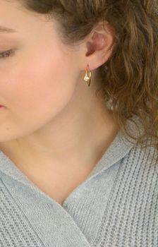 Eleganckie złote kolczyki koła z cyrkonią 5 mm, próba 585, długość 2,3 cm. Minimalistyczny i subtelny dodatek idealny na prezent (1).JPG