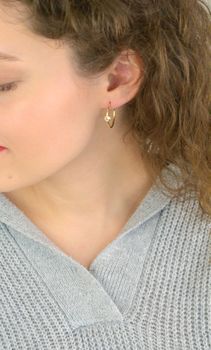 Eleganckie złote kolczyki koła z cyrkonią 5 mm, próba 585, długość 2,3 cm. Minimalistyczny i subtelny dodatek idealny na prezent (2).JPG