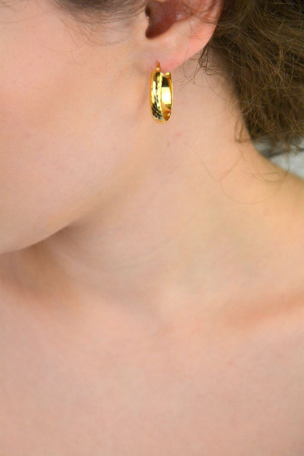 Kolczyki damskie złote DIA-KLC-13739-585 – owalne zdobione wzorem. Wymiary 2,5 cm x 5 mm, waga 3,0 g. Elegancka i stylowa biżuteria, idealna na prezent.1.jpg