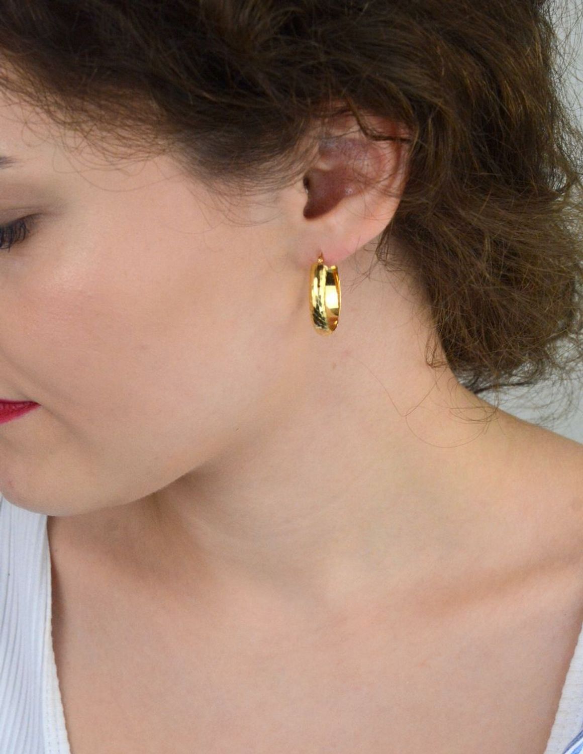 Kolczyki damskie złote DIA-KLC-13739-585 – owalne zdobione wzorem. Wymiary 2,5 cm x 5 mm, waga 3,0 g. Elegancka i stylowa biżuteria, idealna na prezent.1.jpg