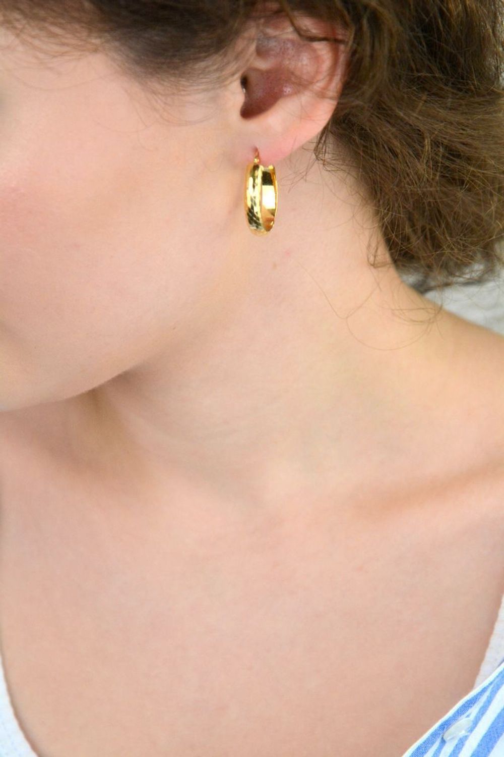 Kolczyki damskie złote DIA-KLC-13739-585 – owalne zdobione wzorem. Wymiary 2,5 cm x 5 mm, waga 3,0 g. Elegancka i stylowa biżuteria, idealna na prezent.1.jpg