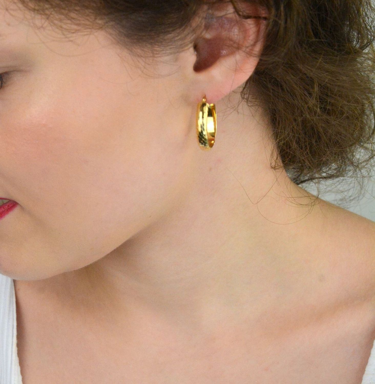 Kolczyki damskie złote DIA-KLC-13739-585 – owalne zdobione wzorem. Wymiary 2,5 cm x 5 mm, waga 3,0 g. Elegancka i stylowa biżuteria, idealna na prezent.1.jpg