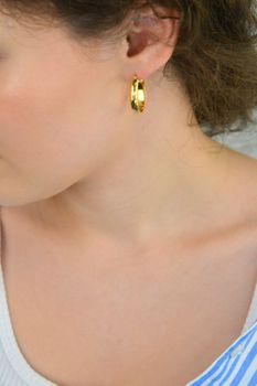 Kolczyki damskie złote DIA-KLC-13739-585 – owalne zdobione wzorem. Wymiary 2,5 cm x 5 mm, waga 3,0 g. Elegancka i stylowa biżuteria, idealna na prezent (2).JPG