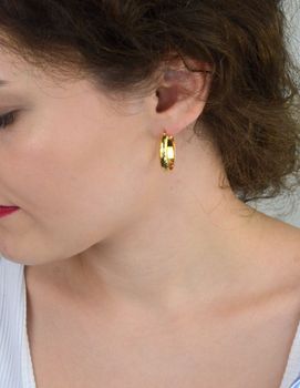 Kolczyki damskie złote DIA-KLC-13739-585 – owalne zdobione wzorem. Wymiary 2,5 cm x 5 mm, waga 3,0 g. Elegancka i stylowa biżuteria, idealna na prezent (3).JPG