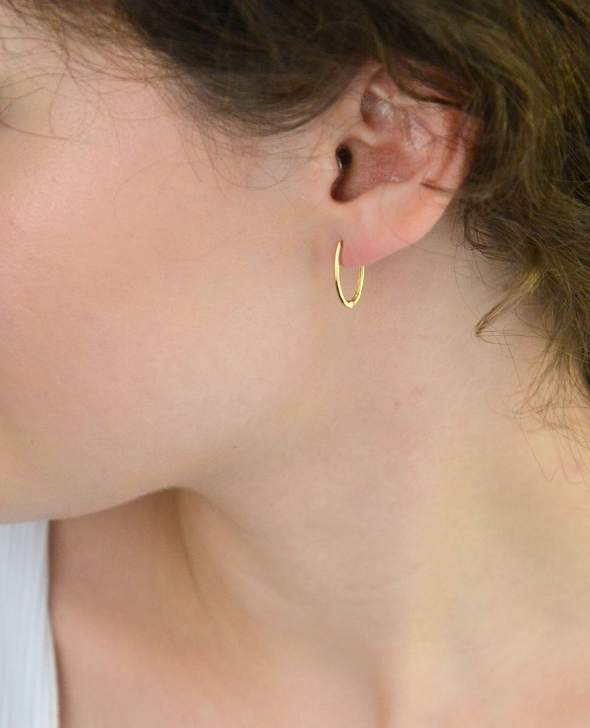 Kolczyki złote DIA-KLC-13740-585 – owalne gładkie, długość 1,6 cm, szerokość 1 mm, waga 1,14 g. Eleganckie i wygodne, ze zapięciem na zatrzask. Idealne na co dzień i na prezent.1.jpg