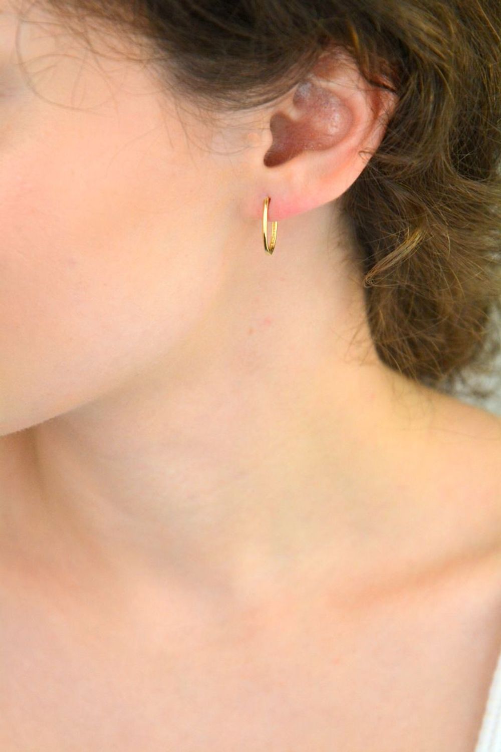 Kolczyki złote DIA-KLC-13740-585 – owalne gładkie, długość 1,6 cm, szerokość 1 mm, waga 1,14 g. Eleganckie i wygodne, ze zapięciem na zatrzask. Idealne na co dzień i na prezent.1.jpg