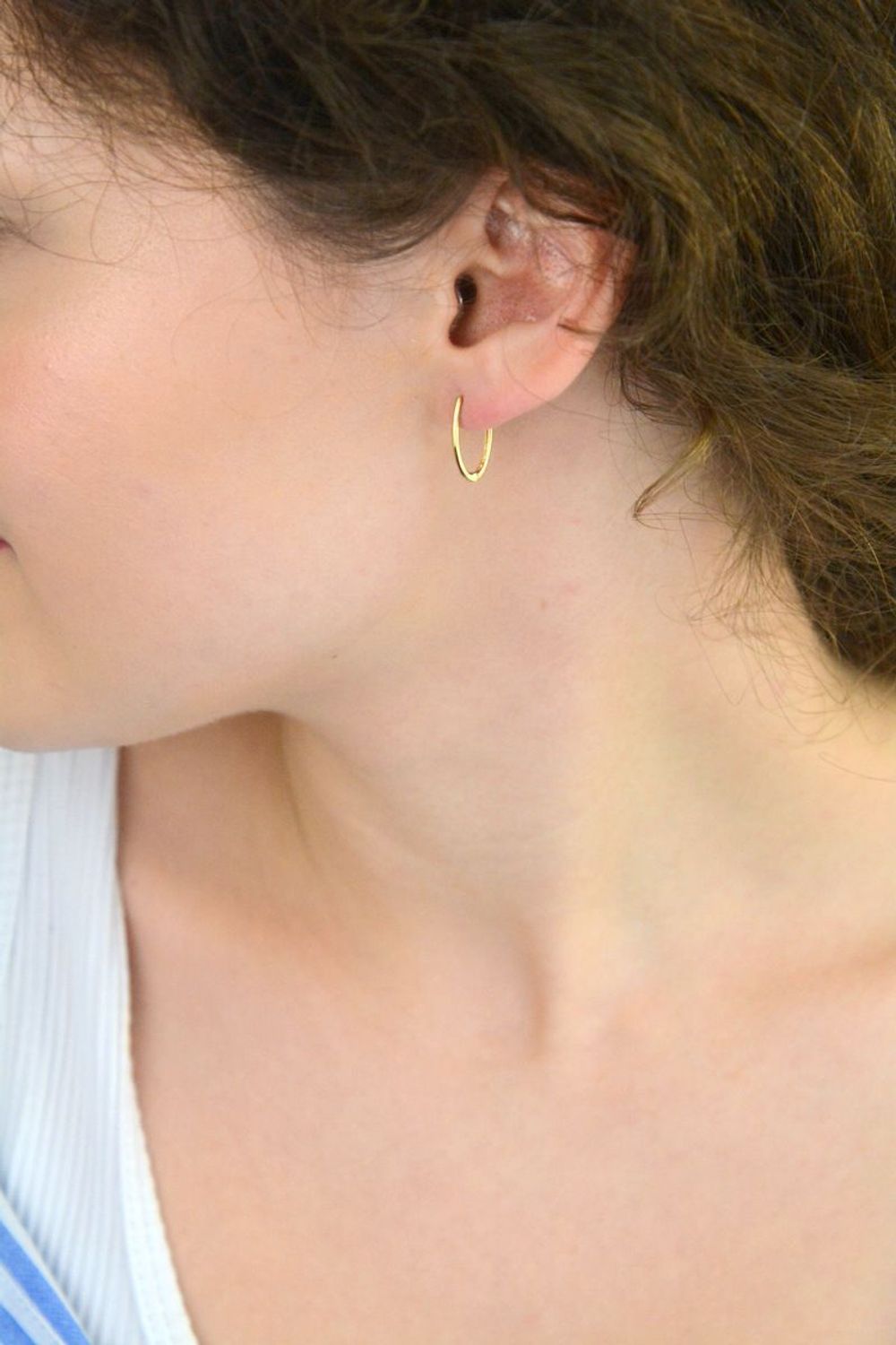 Kolczyki złote DIA-KLC-13740-585 – owalne gładkie, długość 1,6 cm, szerokość 1 mm, waga 1,14 g. Eleganckie i wygodne, ze zapięciem na zatrzask. Idealne na co dzień i na prezent.1.jpg