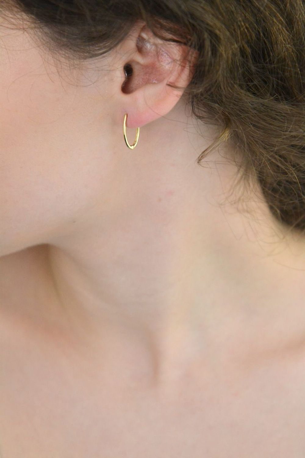 Kolczyki złote DIA-KLC-13740-585 – owalne gładkie, długość 1,6 cm, szerokość 1 mm, waga 1,14 g. Eleganckie i wygodne, ze zapięciem na zatrzask. Idealne na co dzień i na prezent.1.jpg