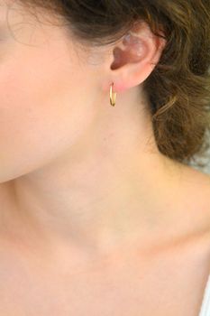 Kolczyki złote DIA-KLC-13740-585 – owalne gładkie, długość 1,6 cm, szerokość 1 mm, waga 1,14 g. Eleganckie i wygodne, ze zapięciem na zatrzask. Idealne na co dzień i na prezent (2).JPG