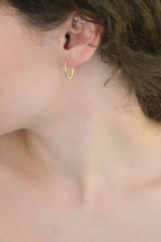 Kolczyki złote DIA-KLC-13740-585 – owalne gładkie, długość 1,6 cm, szerokość 1 mm, waga 1,14 g. Eleganckie i wygodne, ze zapięciem na zatrzask. Idealne na co dzień i na prezent (4).JPG