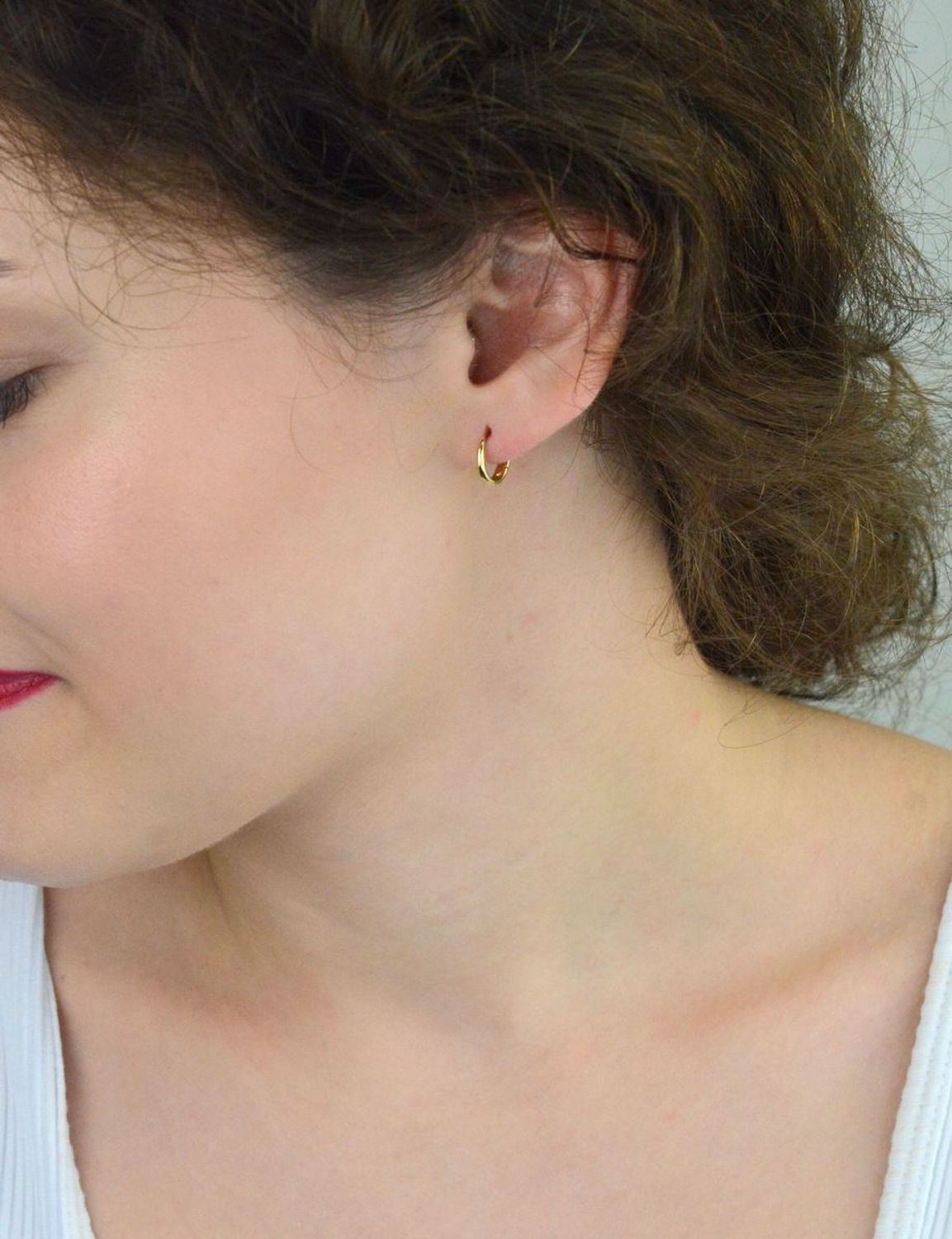 Kolczyki damskie złote DIA-KLC-13742-585 – małe kółeczka. Wymiary 1,0 cm x 1 mm, waga 1,12 g, zapięcie na zatrzask. Subtelna i elegancka biżuteria, idealna na prezent.1.jpg