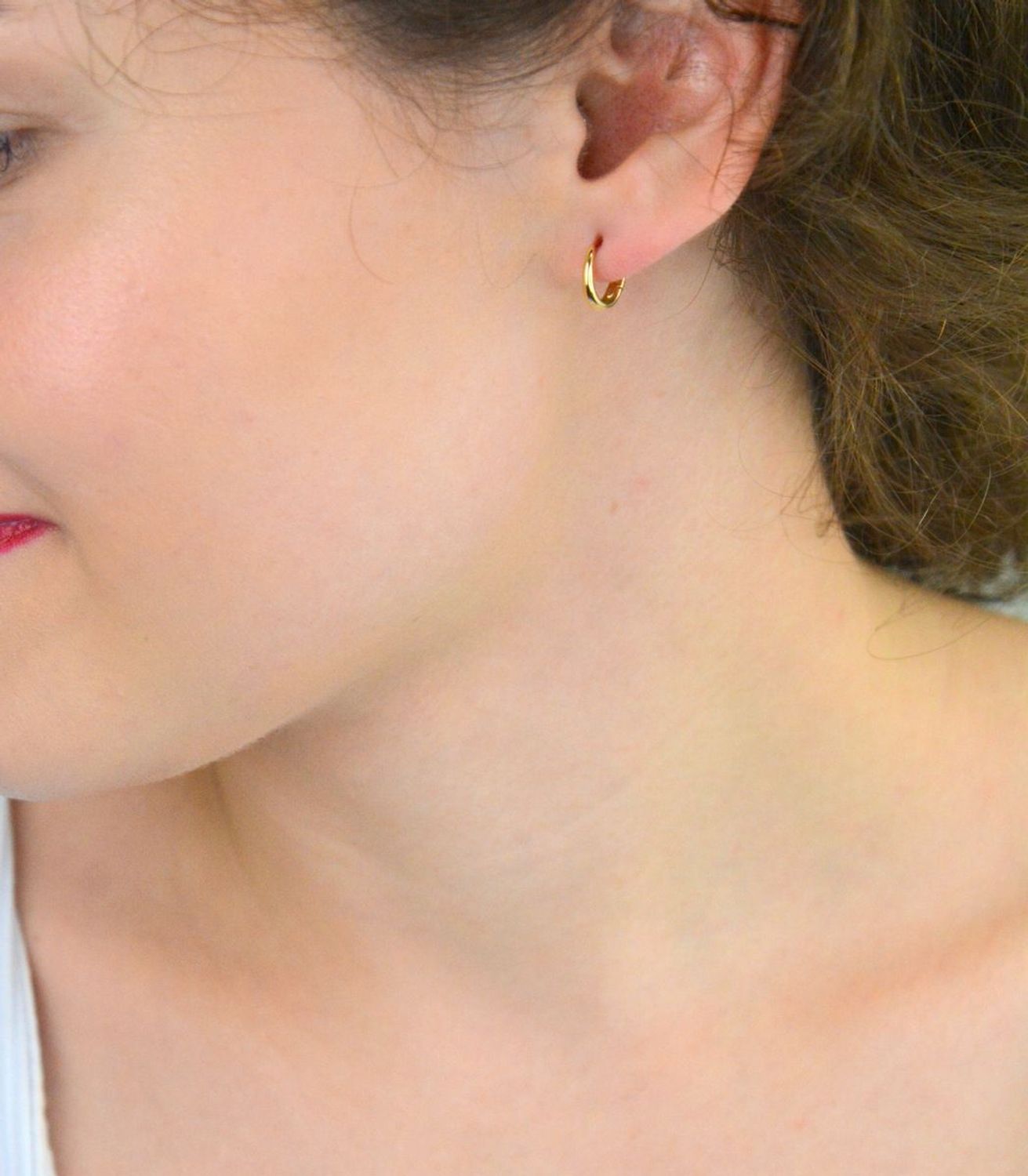 Kolczyki damskie złote DIA-KLC-13742-585 – małe kółeczka. Wymiary 1,0 cm x 1 mm, waga 1,12 g, zapięcie na zatrzask. Subtelna i elegancka biżuteria, idealna na prezent.1.jpg