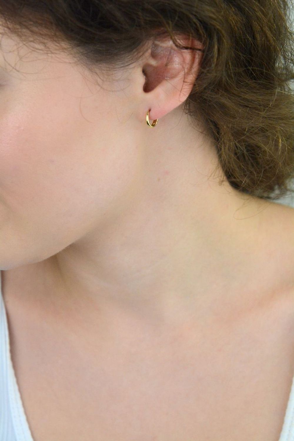 Kolczyki damskie złote DIA-KLC-13742-585 – małe kółeczka. Wymiary 1,0 cm x 1 mm, waga 1,12 g, zapięcie na zatrzask. Subtelna i elegancka biżuteria, idealna na prezent.1.jpg