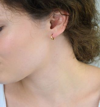 Kolczyki damskie złote DIA-KLC-13742-585 – małe kółeczka. Wymiary 1,0 cm x 1 mm, waga 1,12 g, zapięcie na zatrzask. Subtelna i elegancka biżuteria, idealna na prezent (1).JPG