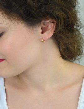 Kolczyki damskie złote DIA-KLC-13742-585 – małe kółeczka. Wymiary 1,0 cm x 1 mm, waga 1,12 g, zapięcie na zatrzask. Subtelna i elegancka biżuteria, idealna na prezent (2).JPG