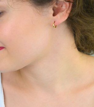 Kolczyki damskie złote DIA-KLC-13742-585 – małe kółeczka. Wymiary 1,0 cm x 1 mm, waga 1,12 g, zapięcie na zatrzask. Subtelna i elegancka biżuteria, idealna na prezent (3).JPG