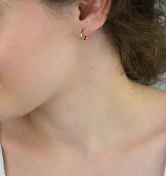 Kolczyki damskie złote DIA-KLC-13742-585 – małe kółeczka. Wymiary 1,0 cm x 1 mm, waga 1,12 g, zapięcie na zatrzask. Subtelna i elegancka biżuteria, idealna na prezent (4).JPG